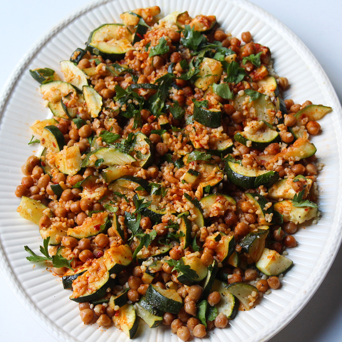 Bulgursalade Met Geroosterde Courgette Kikkererwten En Harissa Lot