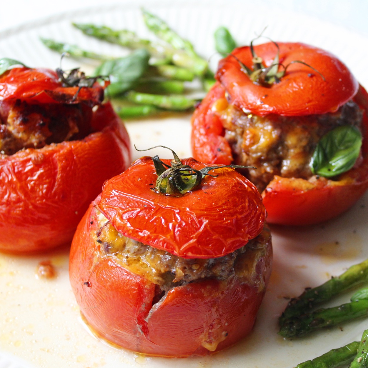 speler Van hop Gevulde tomaten met gehakt, cheddar en basilicum - Lot of Taste