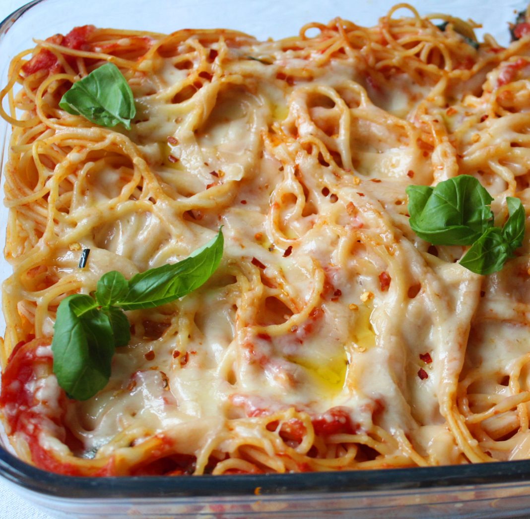 Ongelooflijk lekker is deze spaghetti met tomaat en mozzarella uit de ...