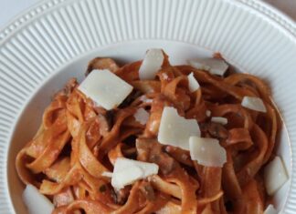 Tagliatelle met een romige champignon-tomatensaus
