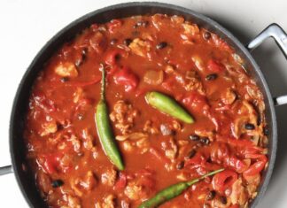 Mexicaans stoofpotje met kip en zwarte bonen