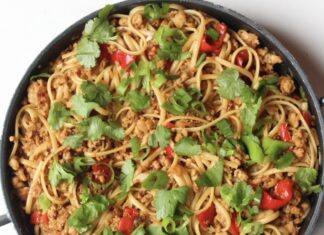 Linguine met kipgehakt, honing en crispy chili-olie